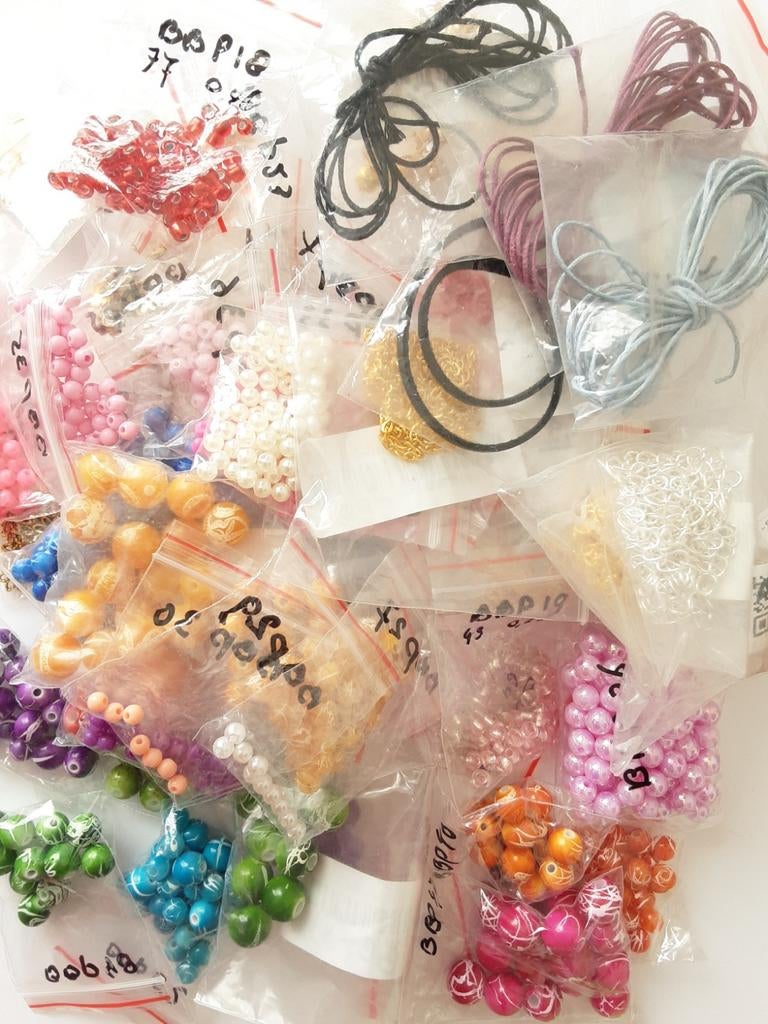 OPRUIMING Nieuwe restanten kralen, organza zakjes enz (18), Ophalen of Verzenden, Nieuw, Kraal