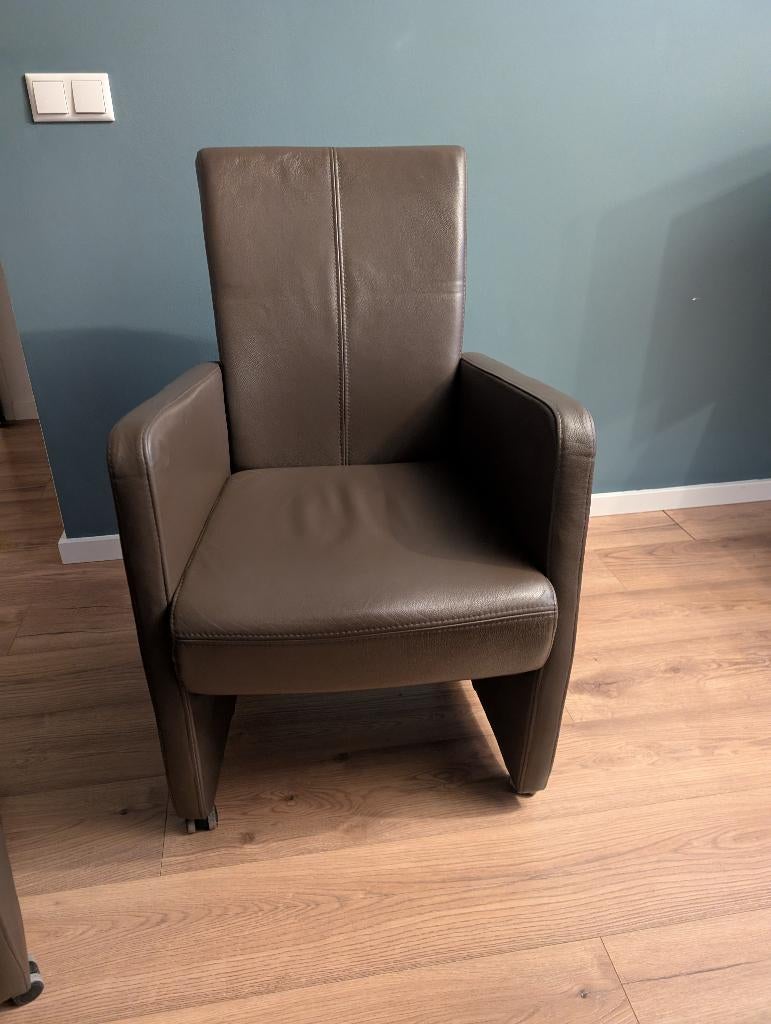 Te koop 4 leren eetkamerstoelen op wieltjes., Huis en Inrichting, Ophalen, Gebruikt, Bruin, Leer