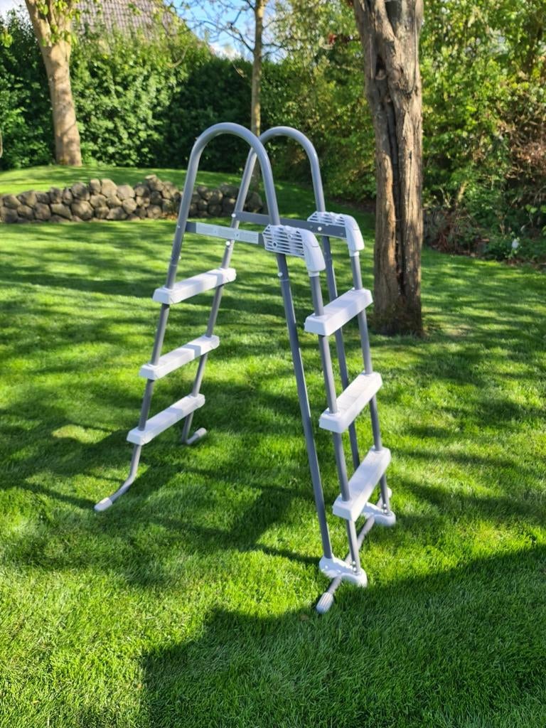 Zwembad trap, Ophalen