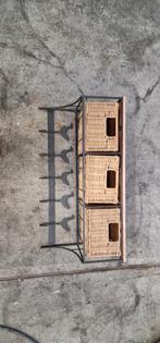 Zwarte metalen kapstok met rieten mandjes, Wandkapstok, Gebruikt, Ophalen of Verzenden, Minder dan 100 cm