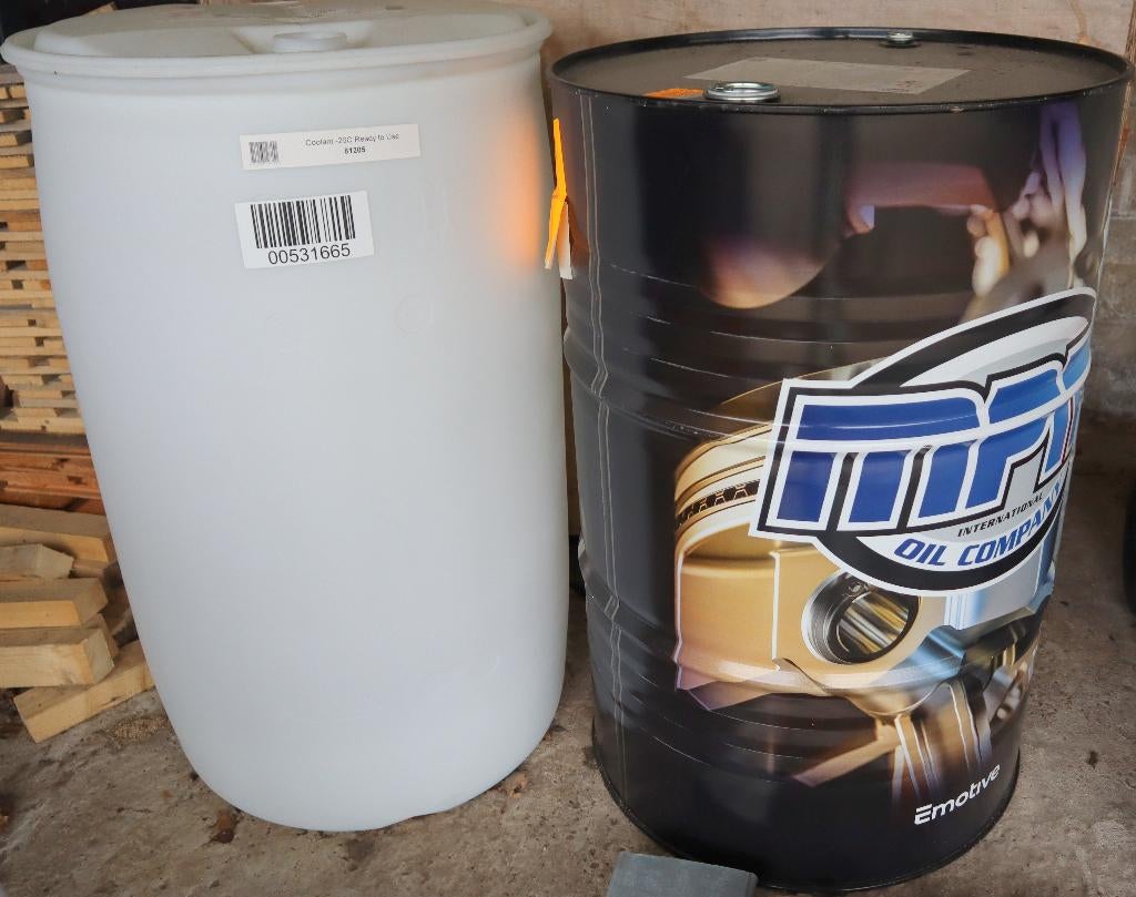 2x  205 liter vat, 1 stalen MPM vat en 1 kunststof vat, Ophalen