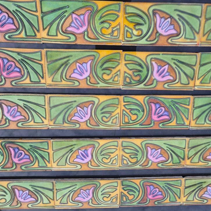 27 antieke randtegels met decor in relief, Antiek en Kunst, Antiek | Wandborden en Tegels, Ophalen