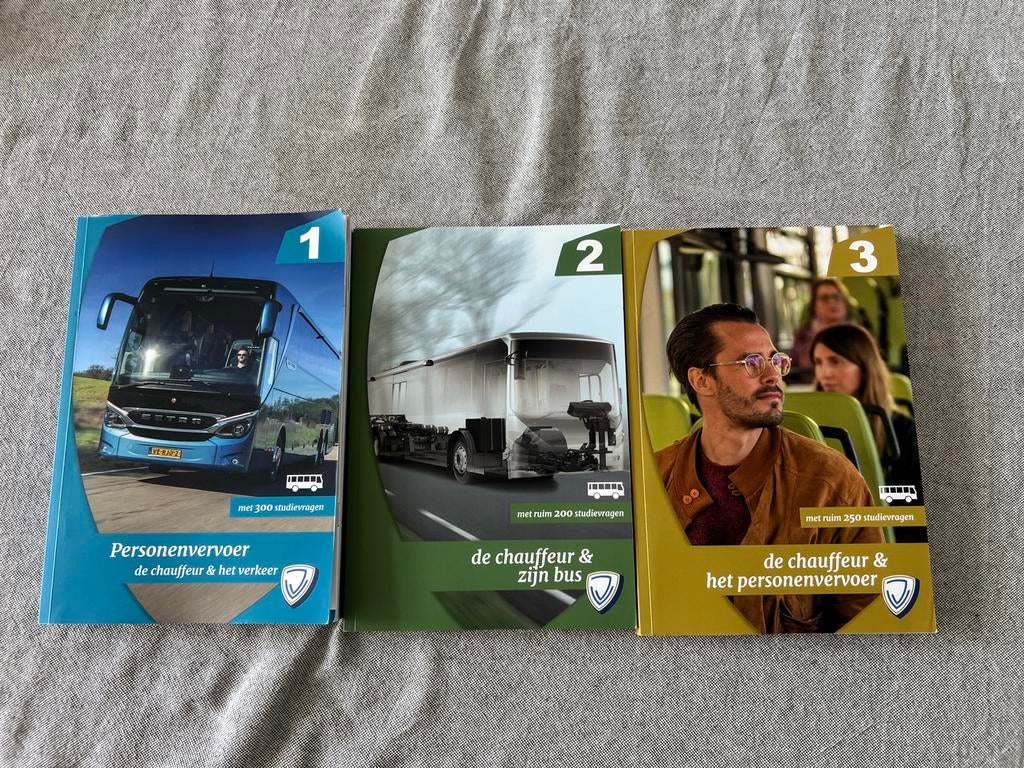 Buschauffeur theorie boeken 2025 (3 delen) Personenvervoer, Ophalen of Verzenden, Zo goed als nieuw, MBO