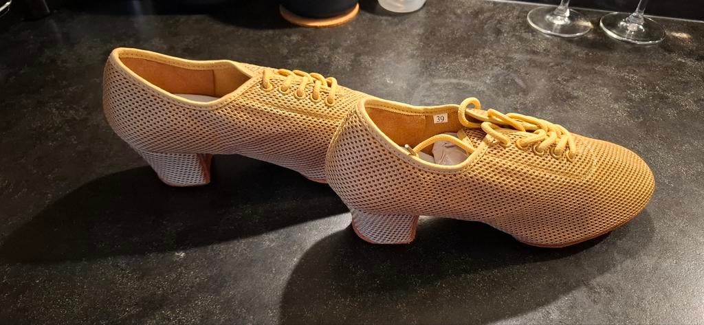 Nieuwe Dansschoenen Maat 39 (valt als 37), Kleding | Dames, Schoenen, Ophalen of Verzenden, Nieuw, Beige, Dansschoenen