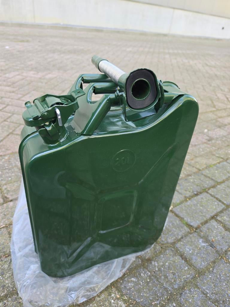 Nieuwe metalen jerrycan 20L met schenktuit, Ophalen of Verzenden, Nieuw
