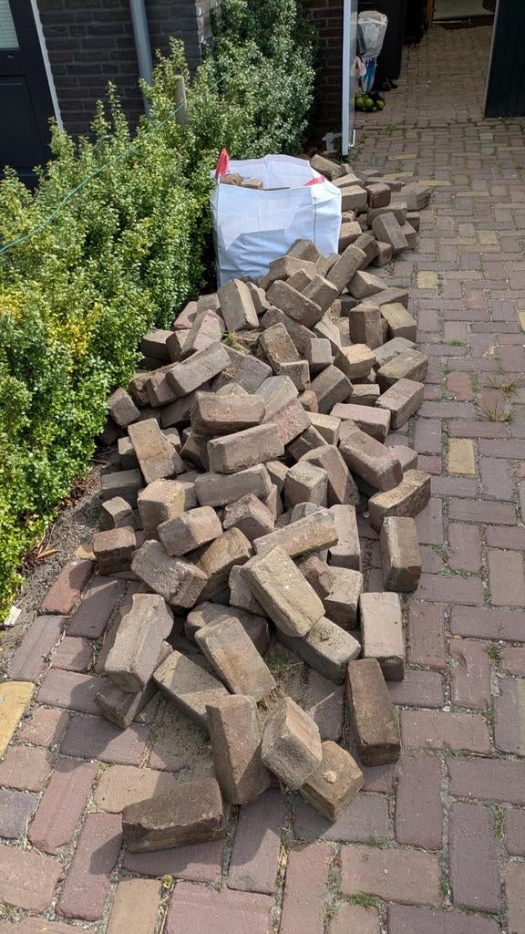 Bakstenen gratis af te halen, Ophalen