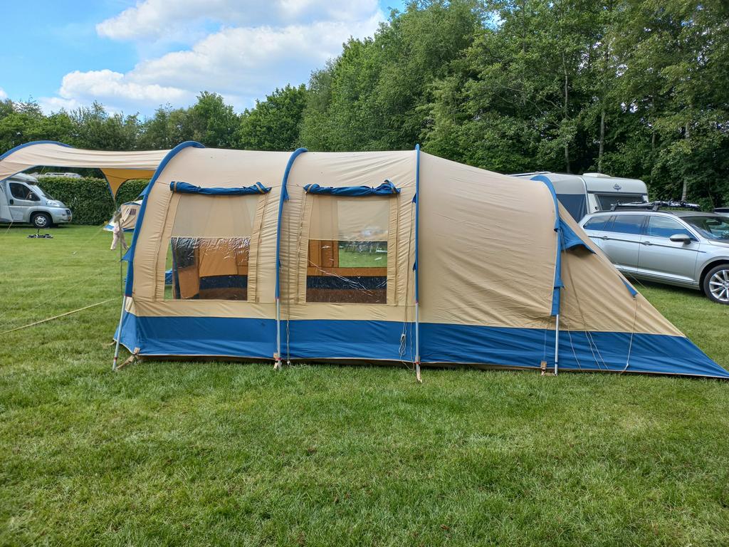 Vrijbuiter Michigan 4-persoons tent met vast grondzeil, Ophalen, Zo goed als nieuw, Tot en met 4