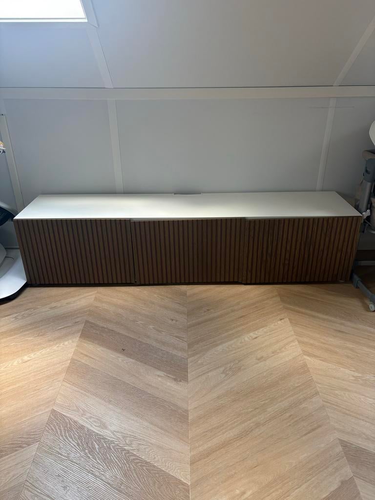 IKEA BESTÅ TV-meubel met BJÖRKÖVIKEN deuren, wit/walnoot, Huis en Inrichting, Ophalen, 150 tot 200 cm, Zo goed als nieuw, Minder dan 100 cm