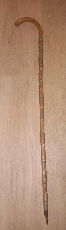 Zeer oude wandelstok met 24 Zwitserse appliques, Antiek en Kunst, Antiek | Overige Antiek, Ophalen of Verzenden