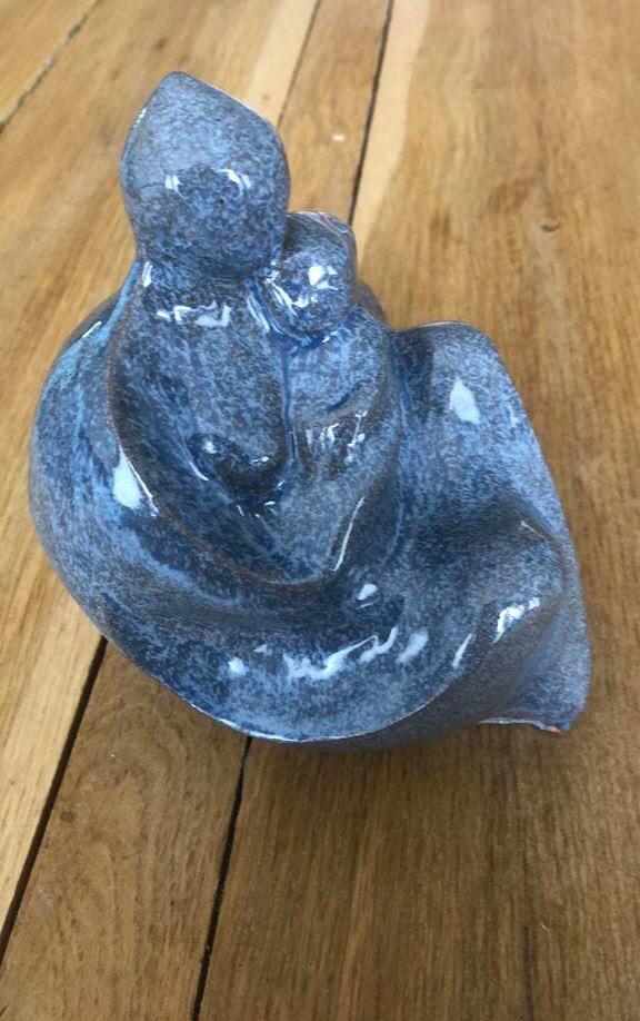 Geglazuurd aardewerken beeldje, 18/13 cm moeder en kind, Ophalen of Verzenden