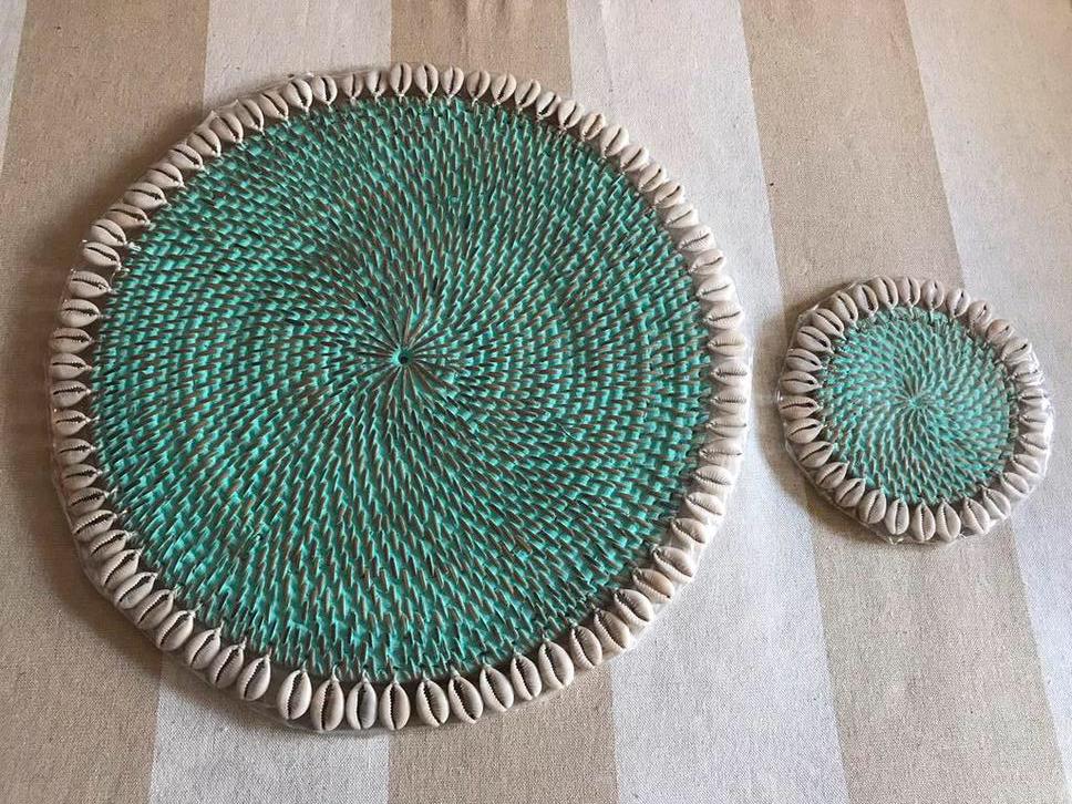 Vrolijke Bali placemats onderzetters zeegroen kauri schelpen, Ophalen of Verzenden, Nieuw, Glas of Kopje
