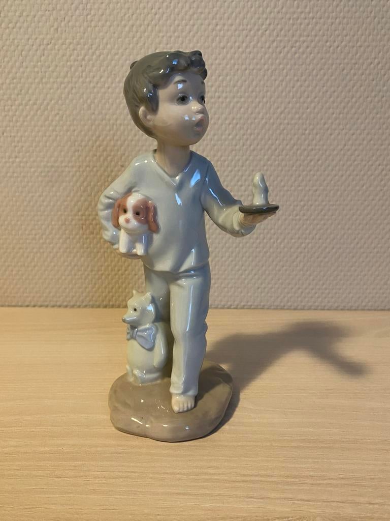 Lladro jongen met hond, beer en kaars nr. 545, Ophalen of Verzenden, Zo goed als nieuw, Mens