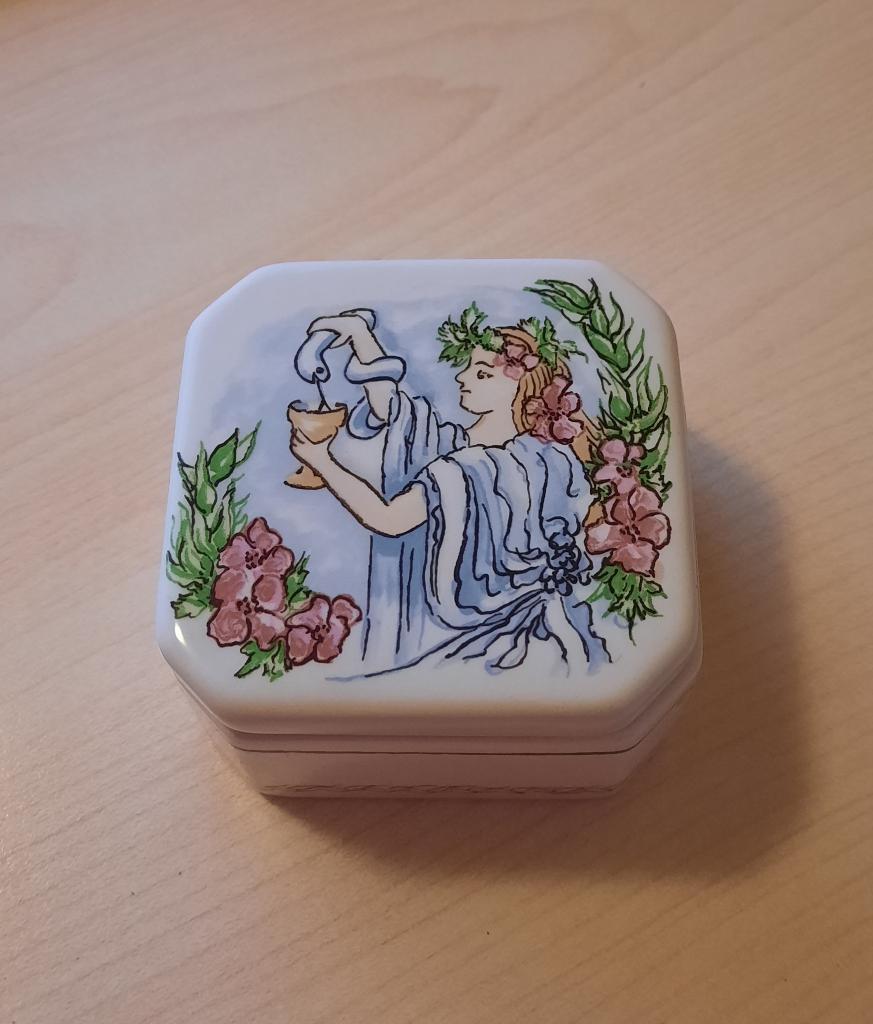 DEKSELDOOSJE van CORRY AMMERLAAN van PLATEELBAKKERIJ REGINA, Ophalen of Verzenden