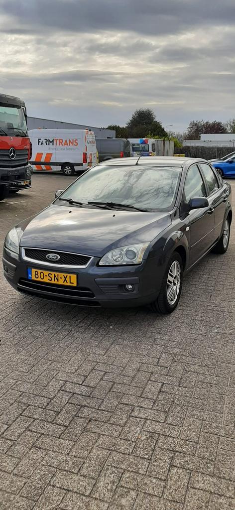 Ford Focus Ghia 1.6 74KW 4D 2006 Grijs, 1596 cc, 4 cilinders, 635 kg, 100 pk