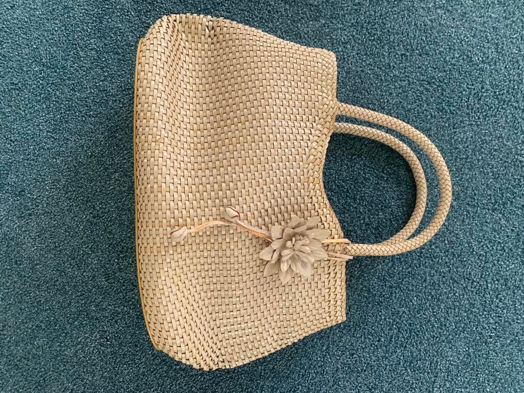 Stijlvolle beige gevlochten tas met bloemdetail, Sieraden, Tassen en Uiterlijk, Tassen | Damestassen, Ophalen, Zo goed als nieuw