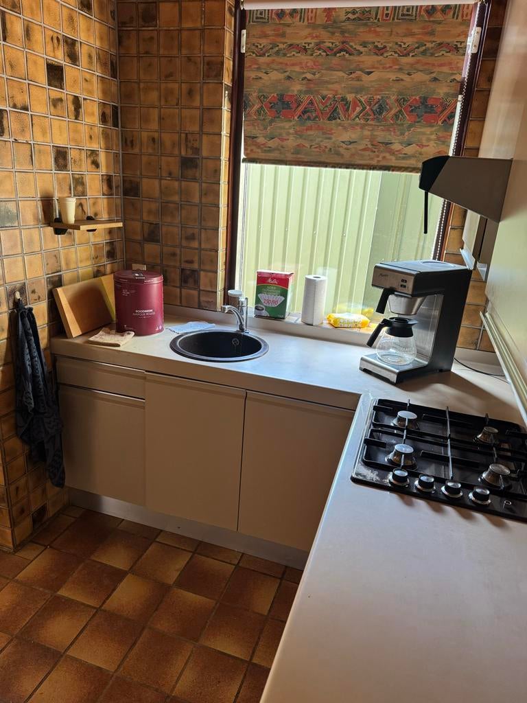 Complete keuken met inbouwapparatuur, Huis en Inrichting, Keuken | Complete keukens, Ophalen, Gebruikt, Hoekkeuken, Kunststof