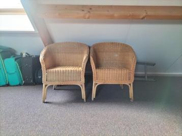 Twee Rotan Stoelen met Armleuningen – In Uitstekende Staat beschikbaar voor biedingen