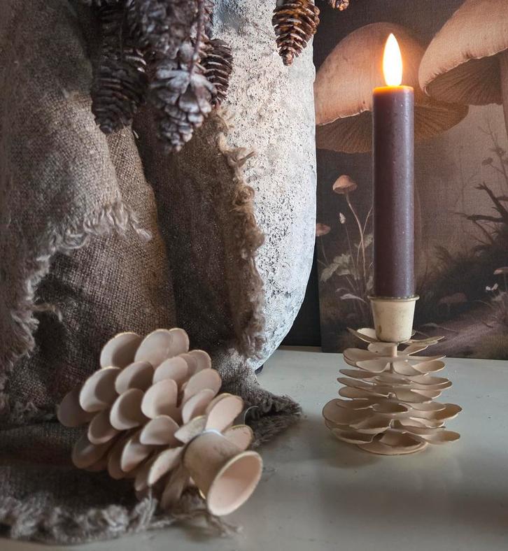 Nieuw! Kandelaar “Pinecone”, Huis en Inrichting, Woonaccessoires | Kandelaars en Kaarsen, Nieuw, Minder dan 25 cm, Metaal, Beige