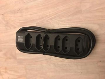 Verlengsnoer met 6 stopcontacten beschikbaar voor biedingen