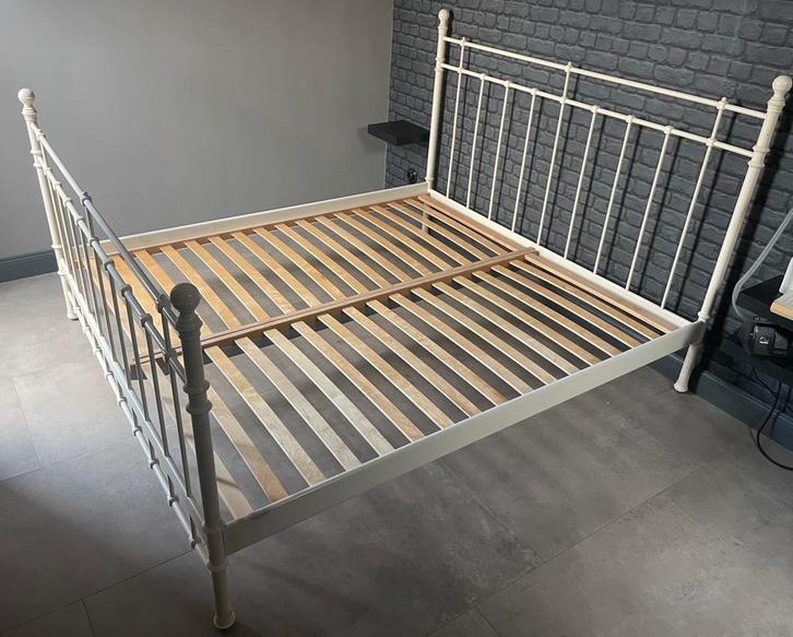 Ikea bed Svelvik 180 x 200 cm, Huis en Inrichting, Slaapkamer | Bedden, Zo goed als nieuw, Tweepersoons, 180 cm, 200 cm, Hout