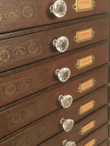 Zeldzaam antiek L.V. garenkastje / fourniturenkastje  beschikbaar voor biedingen