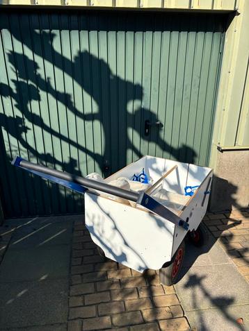 Bolderkar met 2 babyzitjes beschikbaar voor biedingen