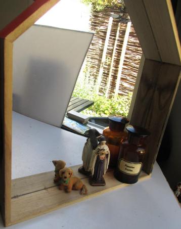 Spiegel~Houten huis vormige spiegel om kleine spulletjes  beschikbaar voor biedingen