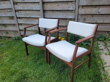 2 Deense stijl vintage armstoelen  beschikbaar voor biedingen