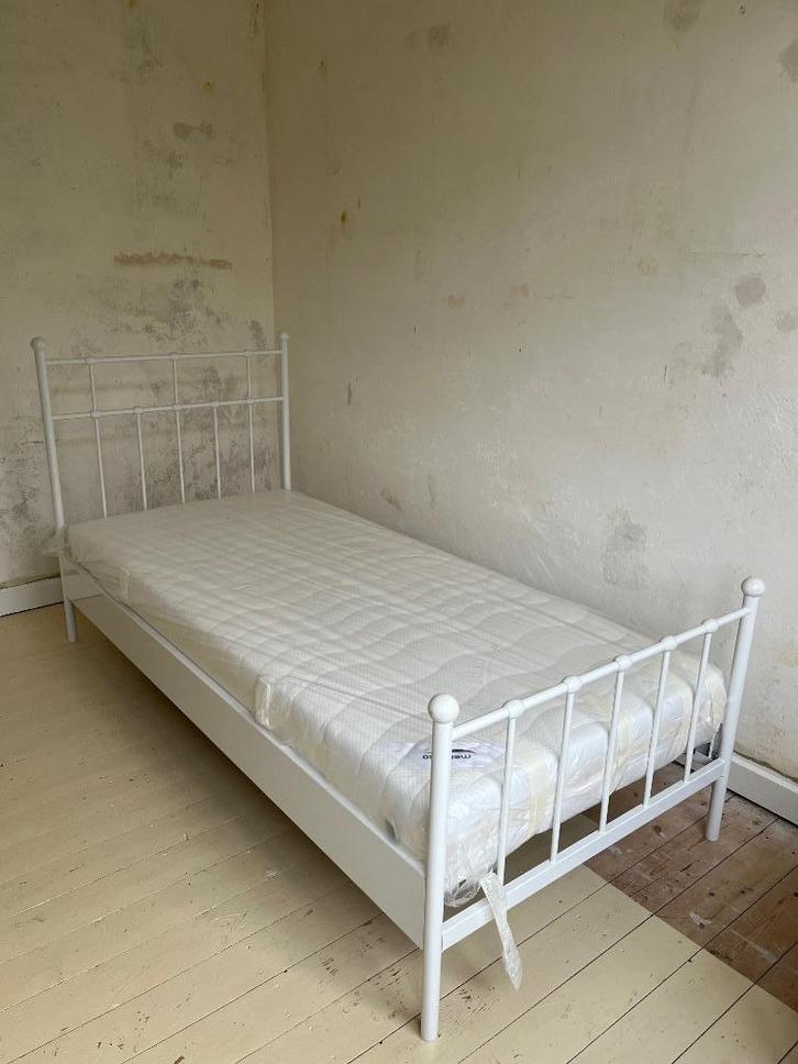 1 persoonsbed - Nieuw uit de doos, Huis en Inrichting, Slaapkamer | Bedden, Nieuw, Eenpersoons, 90 cm, 210 cm, Metaal, Wit, Ophalen