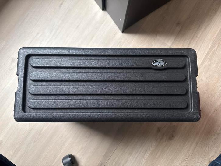 SKB Roto-Molded 4U Shallow Rack - Flightcase, Muziek en Instrumenten, Behuizingen en Koffers, Gebruikt, Speaker of Versterker