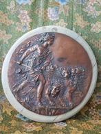 Antieke plaquette van Moedergodin Cybele met haar leeuwen.