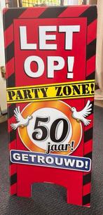 Feestbord 50 Jaar Getrouwd - Party Zone! 55cm hoog, Ophalen, Nieuw, Feestartikel, Geboorte of Huwelijk