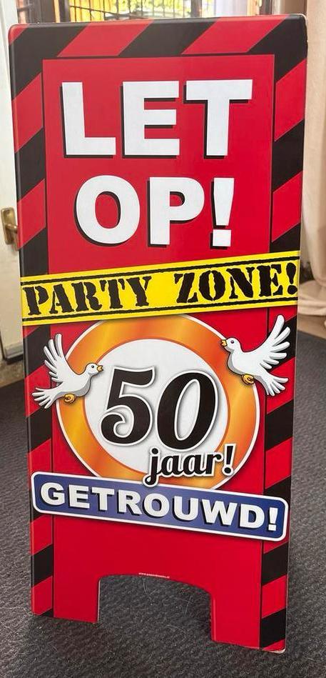 Feestbord 50 Jaar Getrouwd - Party Zone! 55cm hoog, Hobby en Vrije tijd, Feestartikelen, Nieuw, Feestartikel, Geboorte of Huwelijk