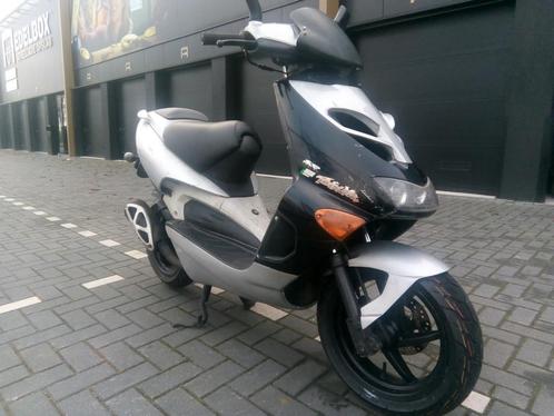 67 km per uur Aprilia SR50 Ditech, Dubbel disc. rijklaar., Fietsen en Brommers, Scooters | Aprilia, Gebruikt, SR 50, Benzine, Ophalen