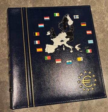 80 Verschillende 2 Euromunten in Map beschikbaar voor biedingen