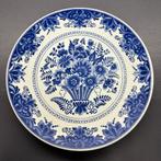 Delfts Blauw wandbord met rijke bloem decoratie van Chemkefa, Antiek en Kunst, Ophalen