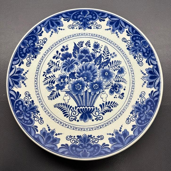 Delfts Blauw wandbord met rijke bloem decoratie van Chemkefa, Antiek en Kunst, Antiek | Keramiek en Aardewerk, Ophalen