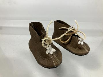 vintage ,bruine leren poppenschoentjes beschikbaar voor biedingen