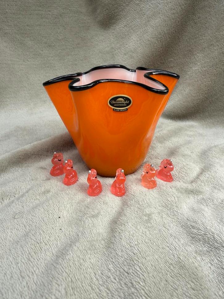 Vintage Oranje Glazen Vaas met Zwarte Rand, Huis en Inrichting, Woonaccessoires | Vazen, Zo goed als nieuw, Oranje, Minder dan 50 cm