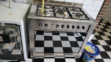 Gasfornhuis met elektrische oven beschikbaar voor biedingen