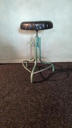 Industriële metalen draaikruk met zwarte zitting van leer, Ophalen, Metaal, Zo goed als nieuw, 1 kruk