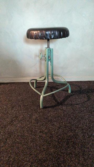 Industriële metalen draaikruk met zwarte zitting van leer beschikbaar voor biedingen