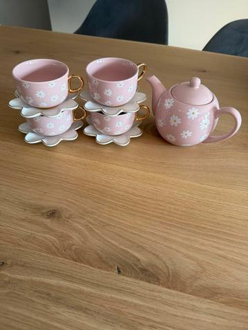 Theeservies met bloemen beschikbaar voor biedingen