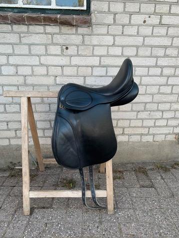 Dressuur zadel beschikbaar voor biedingen