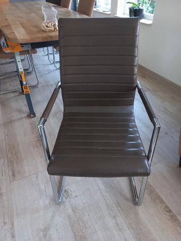 8 eetkamerstoelen, mogen weg voor weinig ivm slijtage beschikbaar voor biedingen