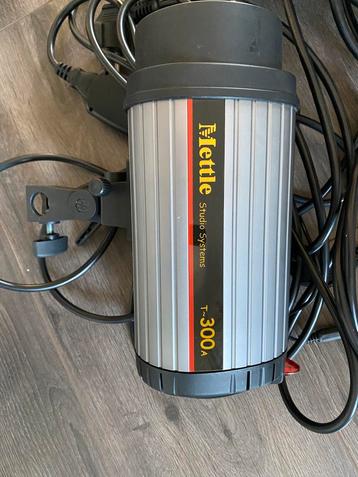 Studioflitsers 2x Mettle T-300a met softboxen beschikbaar voor biedingen