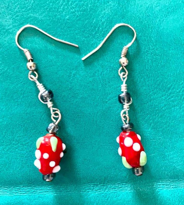 Schattige Meisjes Oorbellen - Brievenbuspost!, Sieraden, Tassen en Uiterlijk, Oorbellen, Nieuw, Hangers, Overige materialen, Rood