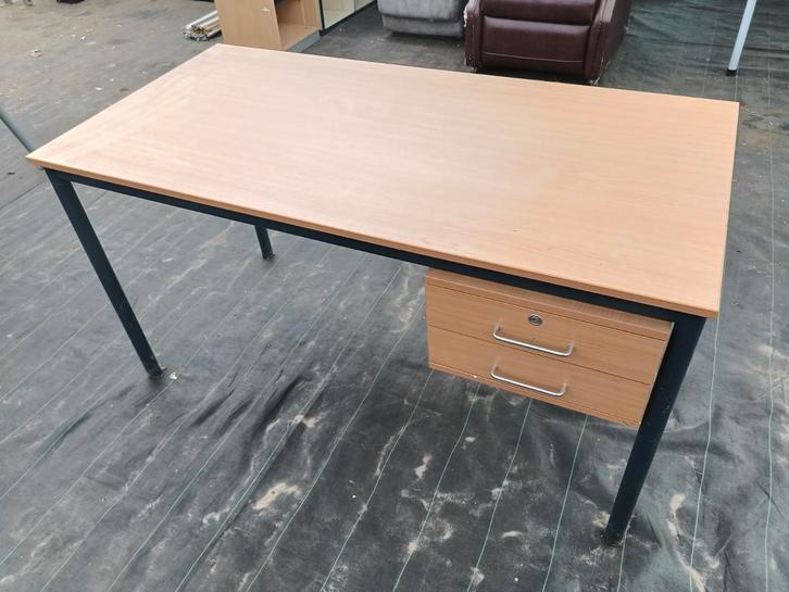Degelijk bureau met 2 lades, afsluitbaar., Huis en Inrichting, Bureaus, Gebruikt, Bureau, Ophalen