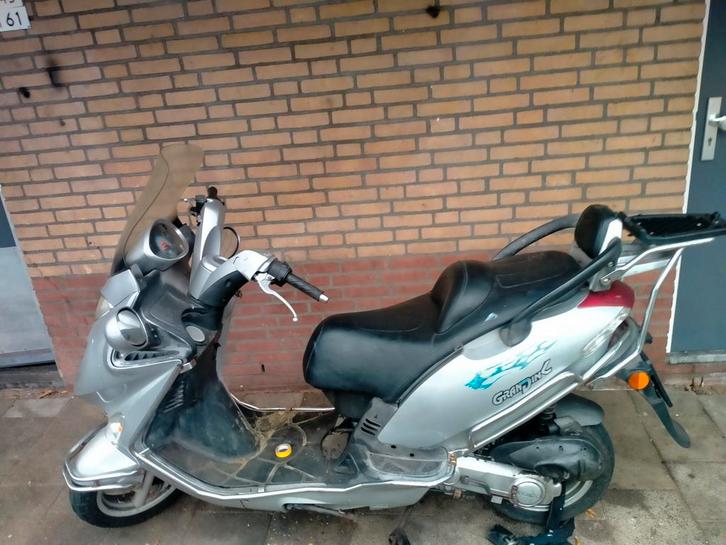 Te koop Kymco dink 2 takt scooter bouwjaar 2004, Fietsen en Brommers, Scooters | Kymco, Zo goed als nieuw, Overige modellen, Benzine