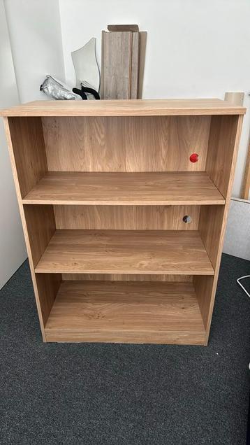 Boekenkast beschikbaar voor biedingen